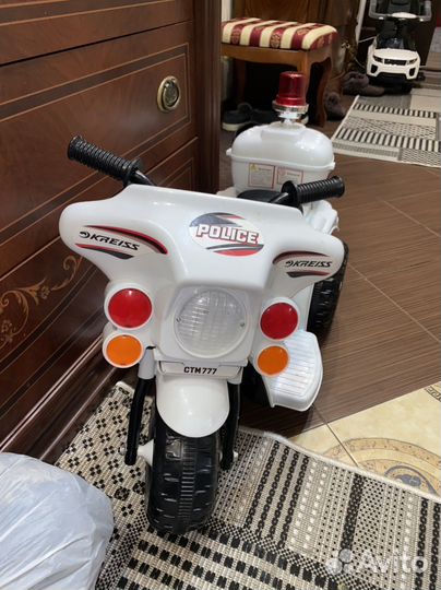 Детская машинка каталка электромобиль