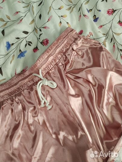 Розовые атласные брюки новые