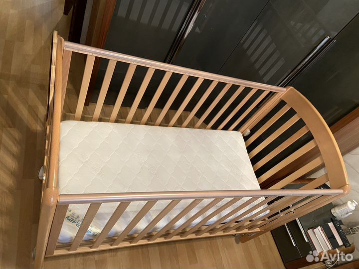 Детская кроватка с маятником и ящиком