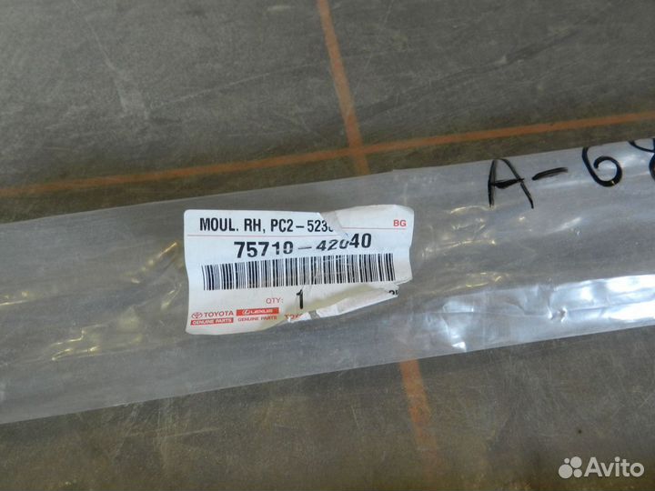 Накладка стекла переднего правого - Toyota RAV 4