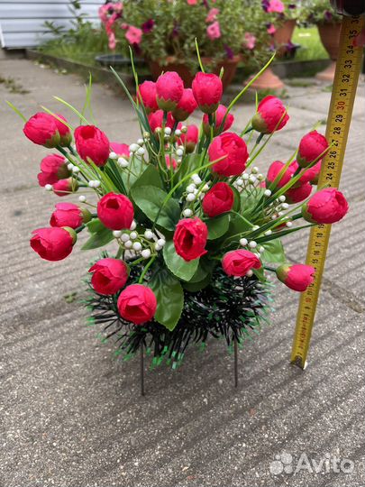 Композиция из искусственных цветов