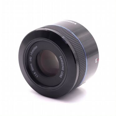 Светосильный объектив Samsung 45mm f/1.8 в упаковке