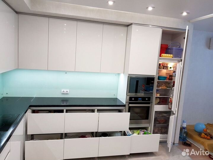 Угловой кухонный гарнитур современный