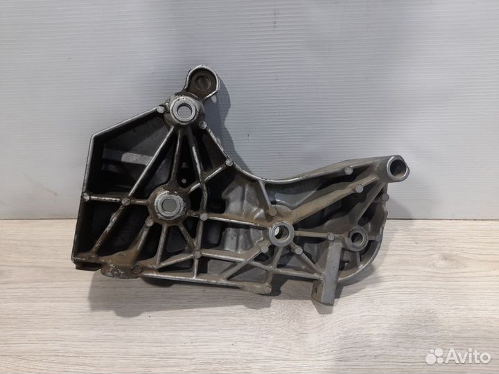 Кронштейн крепление навесного оборудования площадк