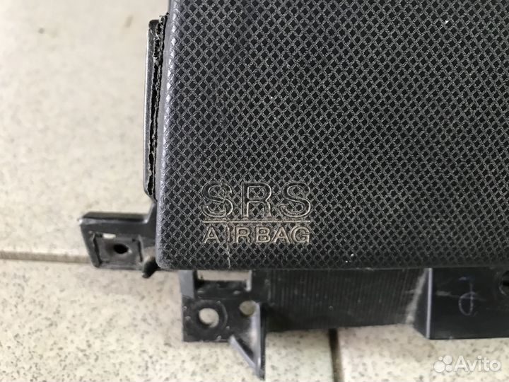 Накладка торпеды правая с подушкой Mazda 3 BK