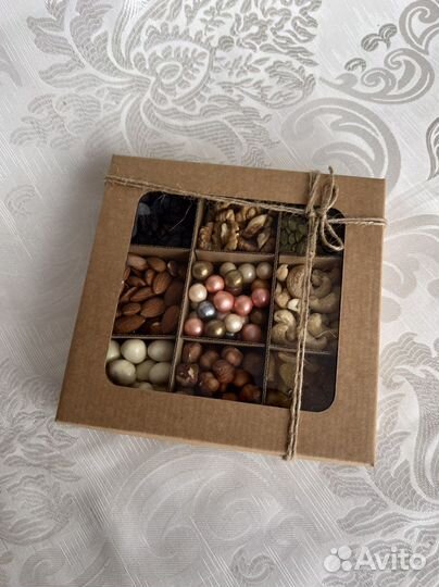 Подарочный набориз орехов и сухофруктов