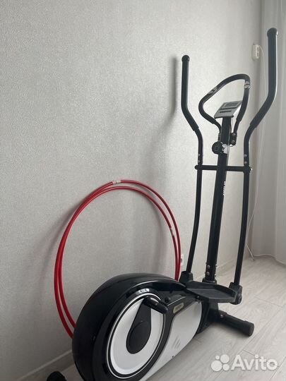 Эллиптический тренажер и обруч металлический