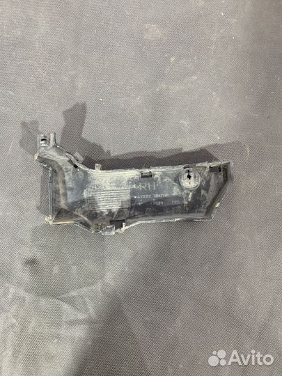 Кронштейн переднего бампера правый Nissan Almera