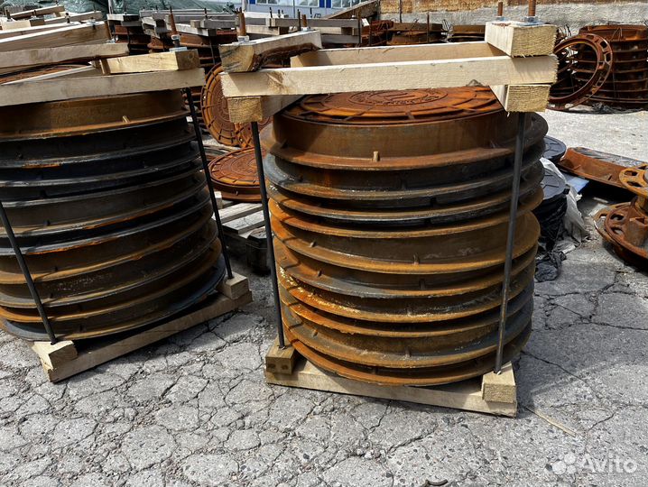 Люк чугунный новый