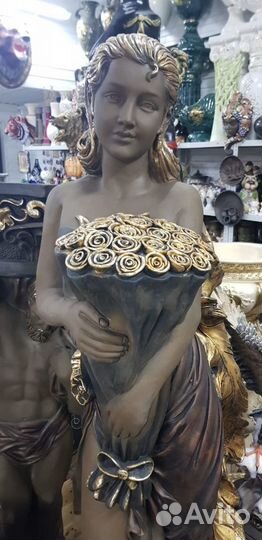 Статуя девушка с букетом