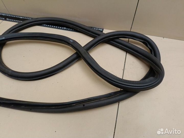 Уплотнитель дверного проема задний левый Skoda