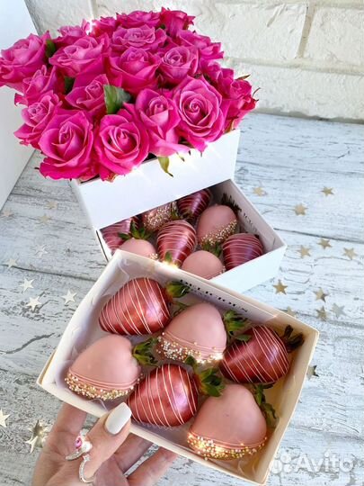 Клубника в шоколаде в шкатулке с цветами