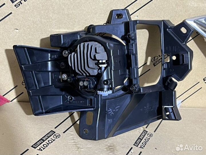 Противотуманка левая Lexus Rx 4