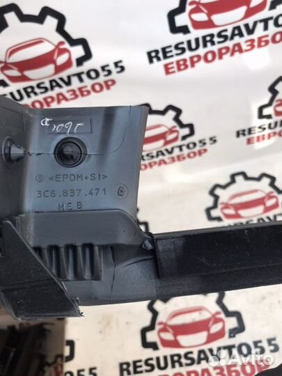 Уплотнитель стекла двери передний левый Vw Passat