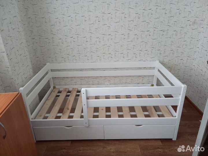 Кроватка детская из массива дерева