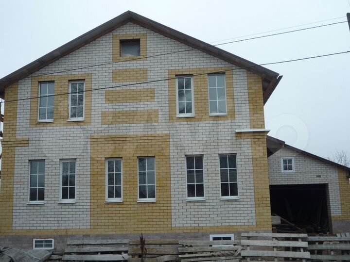 Коттедж 210 м² на участке 10 сот.