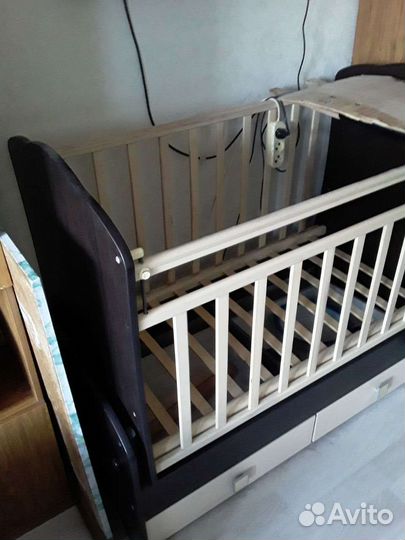 Детская кроватка с маятником и 2 ящиками