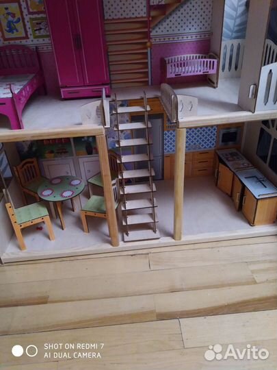 Кукольный домик с мебелью