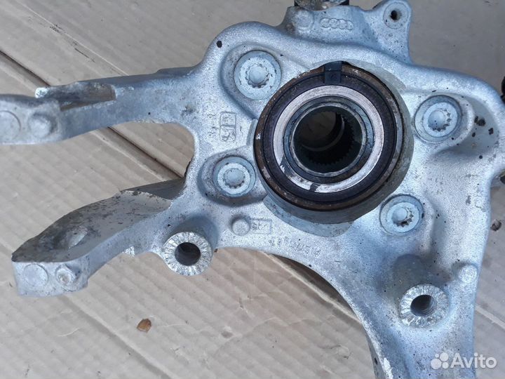 Кулак задний левый правый Audi A8 D3