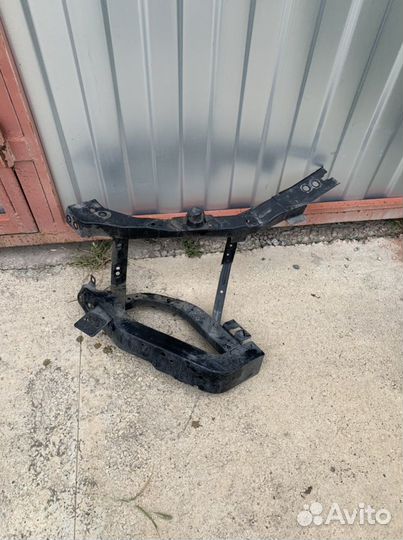 Кронштейн левой фары Nissan Fuga Y50