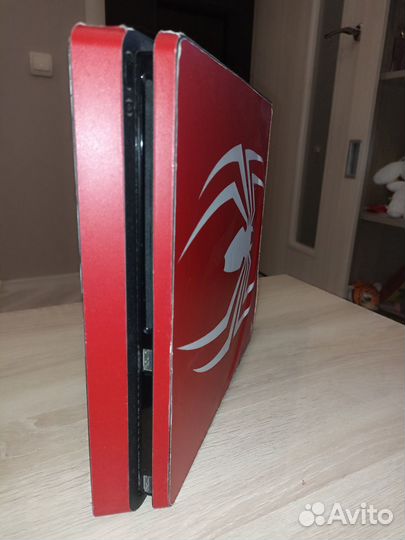 PlayStation 4 Slim (1 TB)