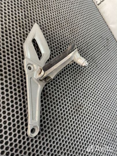 Левый кронштейн подножки водителя honda vfr 1200