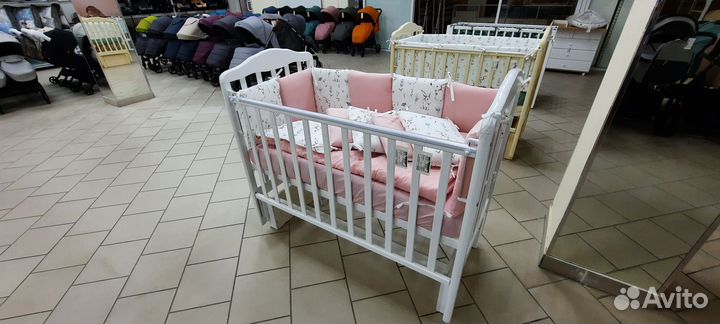 Детская кроватка с маятником