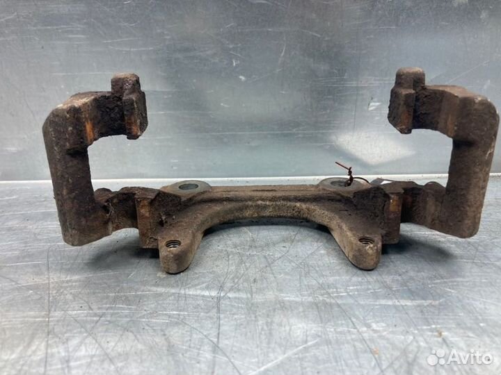 Скоба суппорта переднего Volkswagen Passat B5