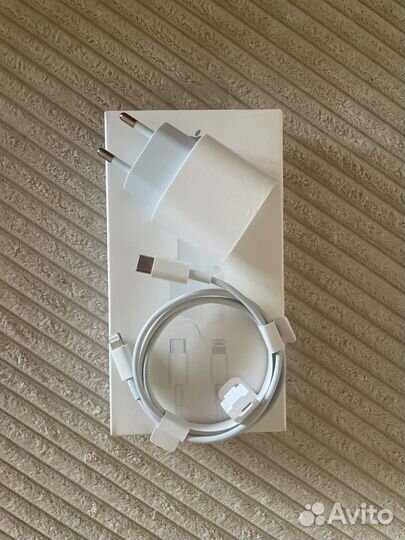 Зарядка на iPhone адаптер 20w и шнур Lightning