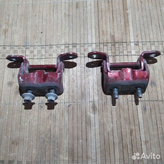 Петля крышки багажника задняя Nissan Tiida хэтчбек