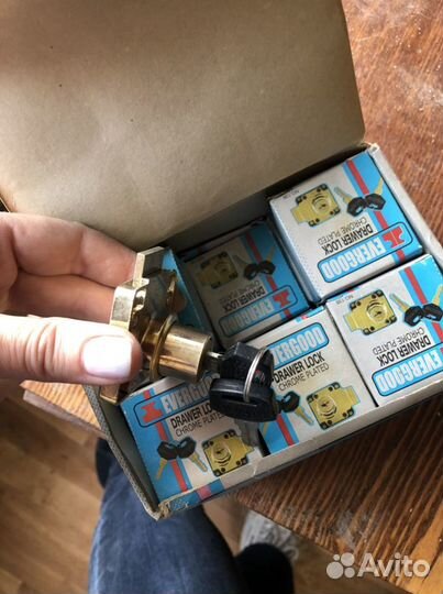 Замок плюс ключи