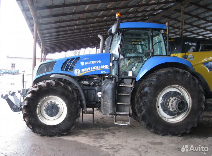 На разборке Нью Холанд New Holland тракторы