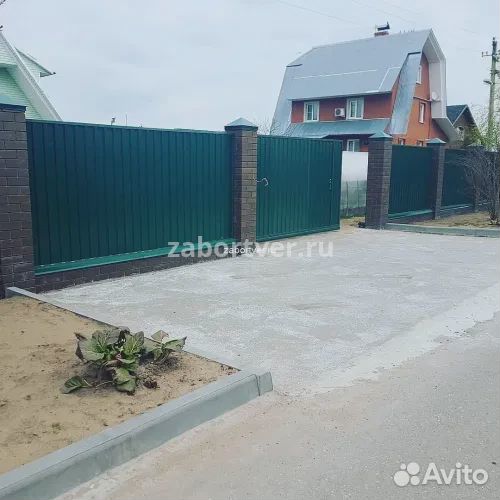 Забор с кирпичными столбами