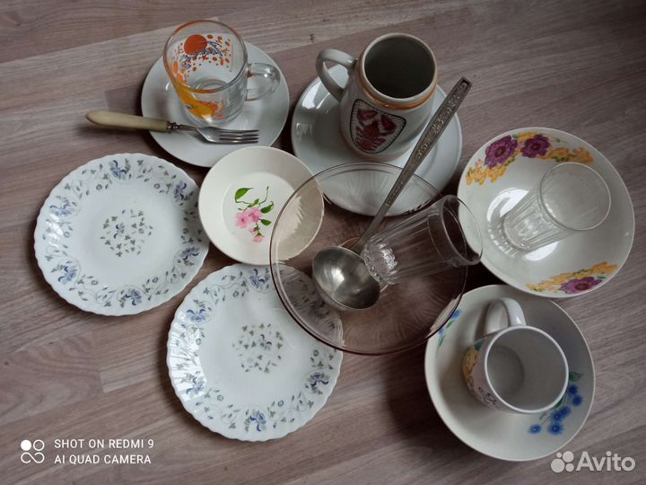 Тарелки, кружки, стаканы, вилка, поварешка