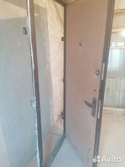 Дверь входная металлическая правая бу