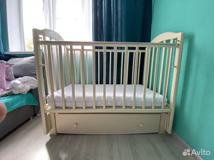 Детская кроватка с универсальным маятником