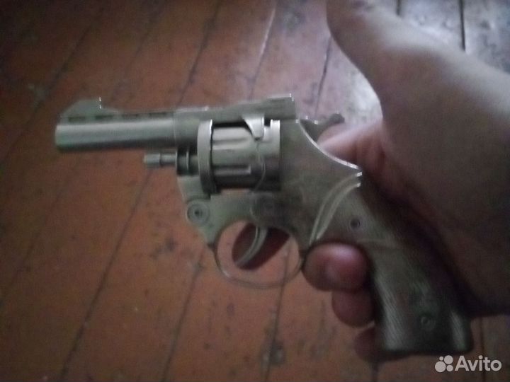 Игрушечный пистоновый пистолет