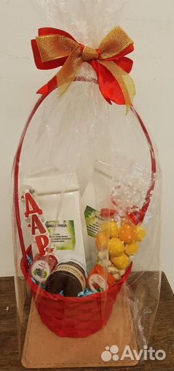 Подарок корзина с чаем и сладостями, на выпускной