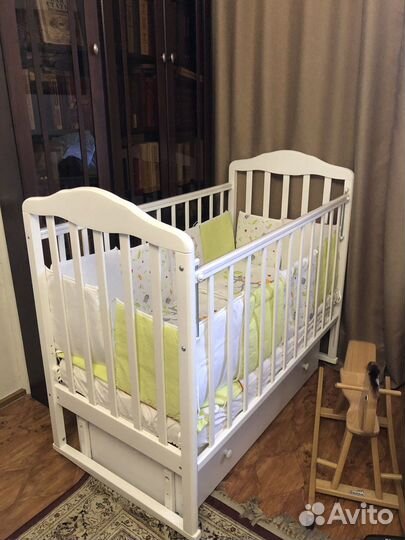 Детская кровать с маятником в состоянии новой