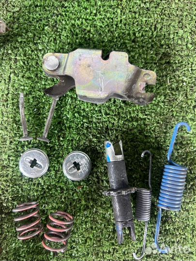 Механизм стояночного тормоза задний правый Lexus