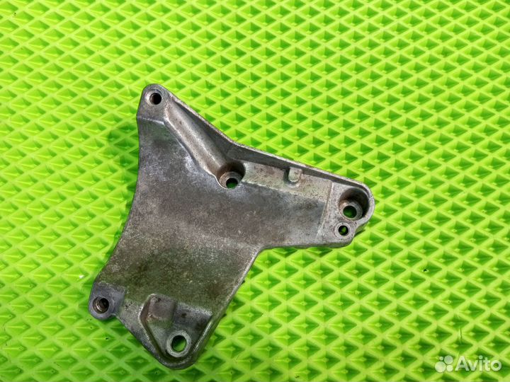 Кронштейн компрессора кондиционера Audi A6 C6