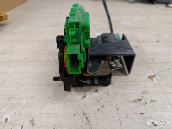 Замок двери задний левый Hyundai Solaris 1 2010