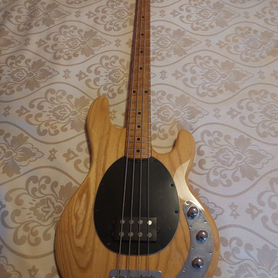 Бас Musicman Stingray