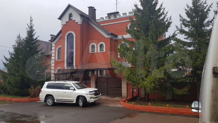 Коттедж 400 м² на участке 12 сот.