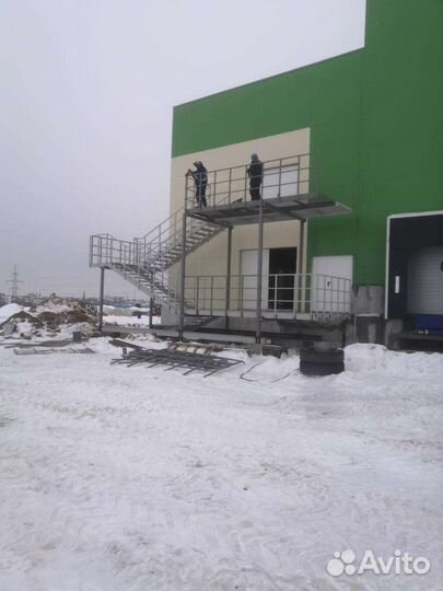 Бригада квалифицированных сварщиков и монтажников