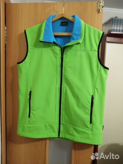 Жилетка не промокаемая на флисе новая