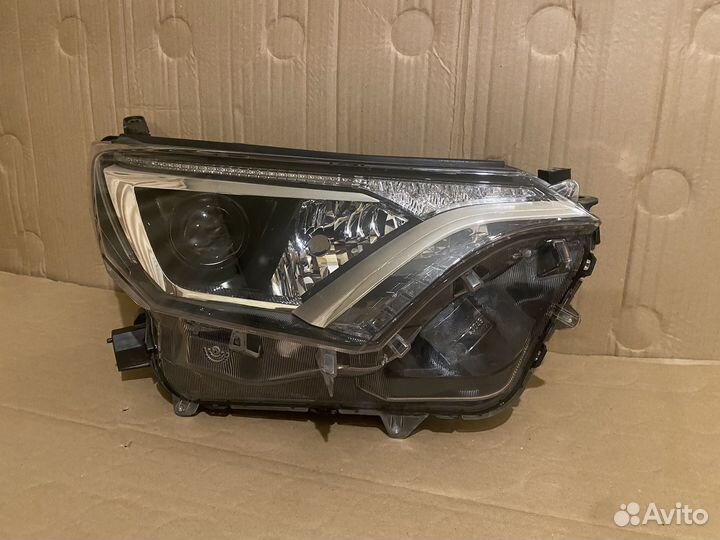 Фара правая Toyota RAV 4 CA40 (15-19) галоген