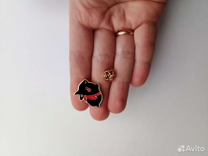 Металлические значки разные