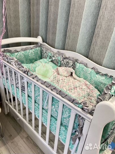 Детская кроватка с маятником и ящиком