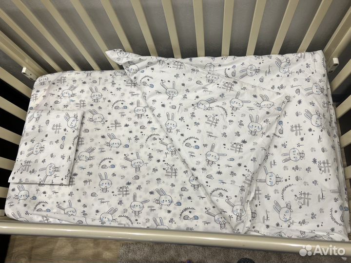 Детская кроватка с маятником и ящиком